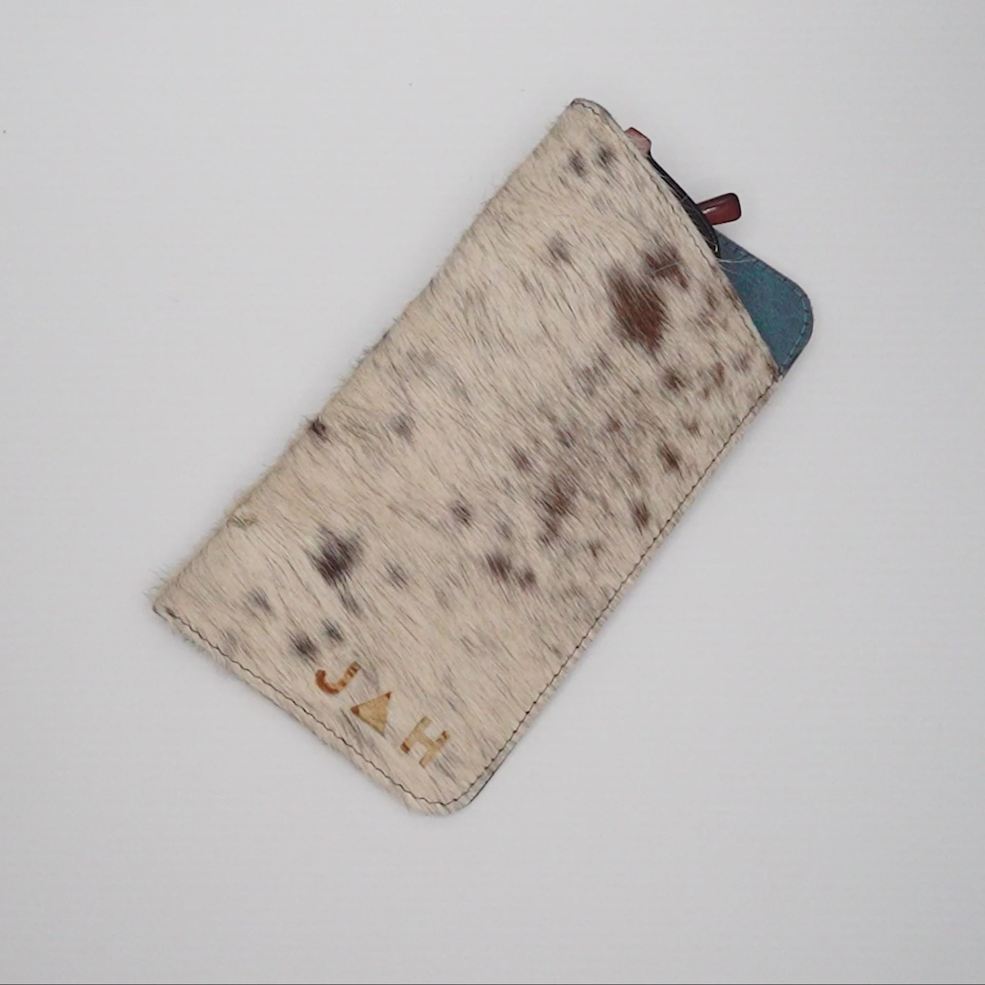 Load video: Glasses Sleeve Product Details